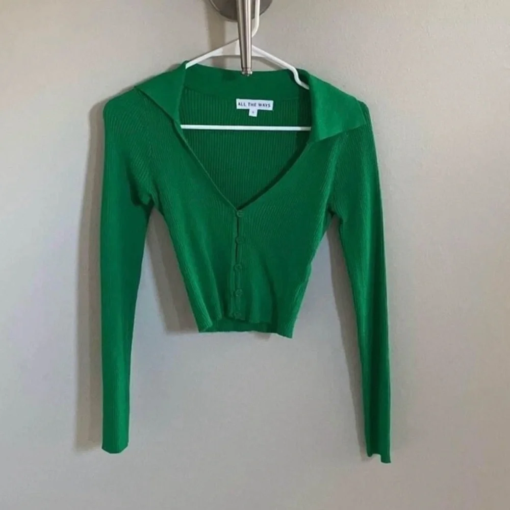 ALL THE WAYS Ribbed Deep V Crop Top – Small (Green) - Picture 6 of 6